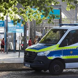 05.09.2024, Berlin: Ein Einsatzfahrzeug der Polizei steht vor dem Eingang zum Sommerbad Neukölln am Columbiadamm.