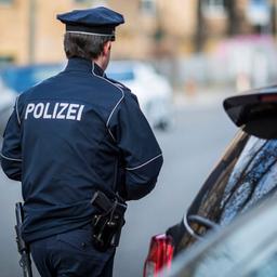 Symbolbild: Ein Polizeibeamter bei einem Einsatz in Berlin. (Quelle: dpa/Gaertner)