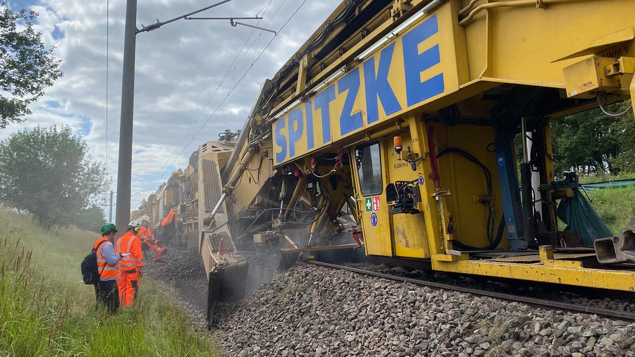 Brandenburg Berlin: Bahn-Sanierung: Ein 350 Meter langes gelbes Ungetüm schiebt sich vorwärts
