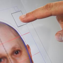 Symbolbild:Eine Fotografin erstellt ein biometrisches Passbild für das neue Verfahren zur Beantragung von Ausweisdokumenten mit digitalen Passbildern.(Quelle:picture alliance/dpa/Z.Scheurer)