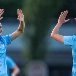 Casanovas Diaz (li.) und Abu Sabbah jubeln über ein Tor des FC Viktoria [Quelle: IMAGO / Matthias Koch]