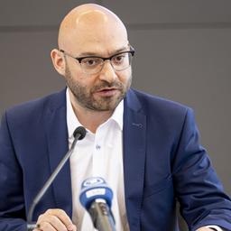 René Wilke (parteilos), Innenminister von Brandenburg, nimmt an der Vorstellung des Verfassungsschutzbericht 2024 teil. Der Bericht fasst Erkenntnisse zu extremistischen Bestrebungen im Land Brandenburg im vergangenen Jahr zusammen. (Quelle: Fabian Sommer/dpa)