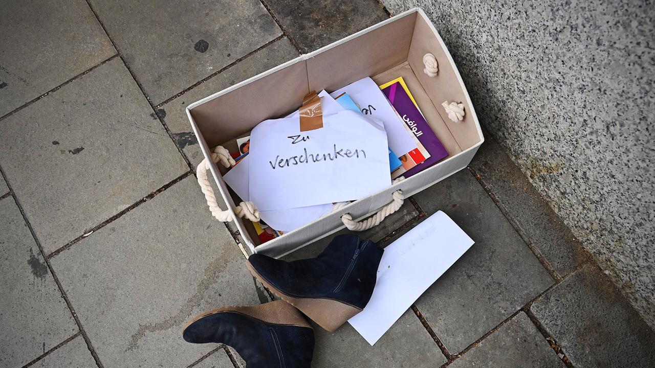 Berlin: Neuer Bußgeld-Katalog: Verschenke-Kisten am Berliner Straßenrand können teuer werden