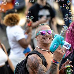 Eine Person schießt am 31.08.2024 auf der Technoparade "Zug der Liebe "- Demonstration für Toleranz, Vielfalt und Miteinander - Seifenblasen in die Luft. (Quelle: dpa-Bildfunk/Fabian Sommer)
