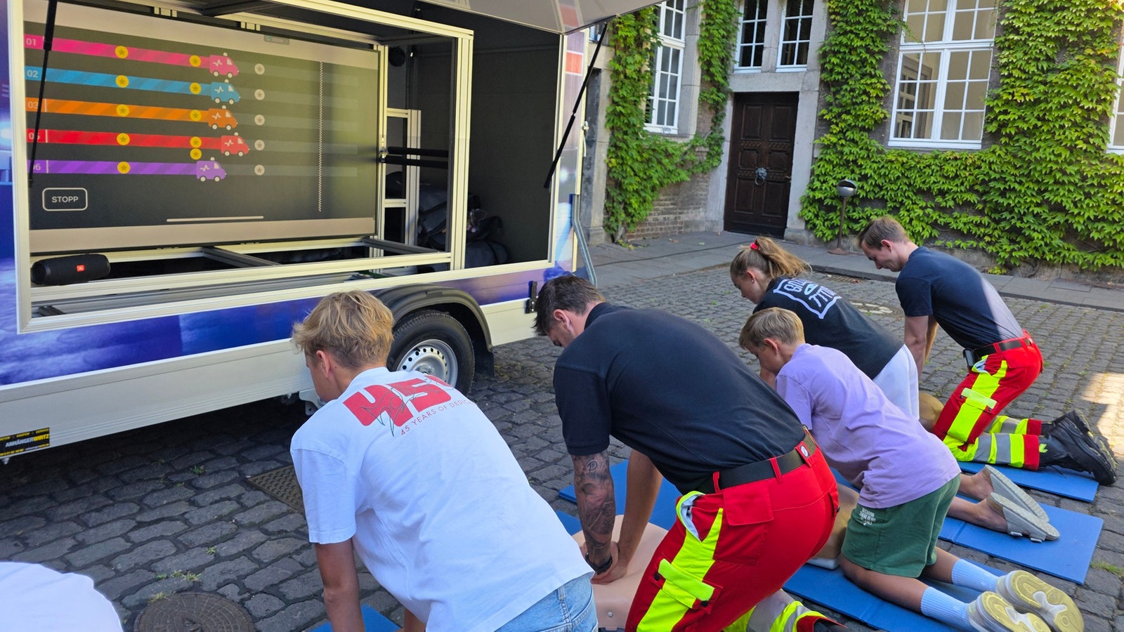 Neues Trainingsmobil für Reanimation in Mönchengladbach - Rheinland - Nachrichten