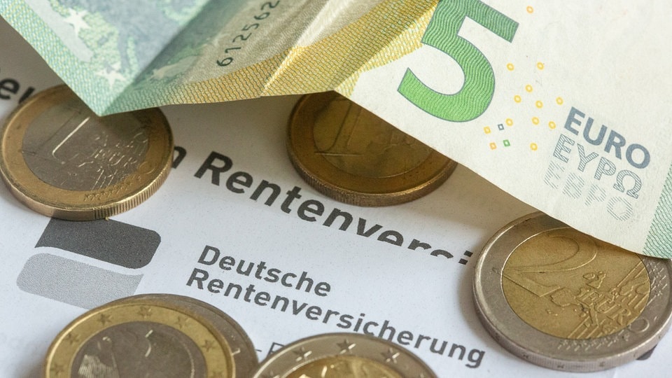 Kommentar zur Anpassung beim Pflegebeitrag: Falsch berechnete Renten, wen trifft es am meisten?