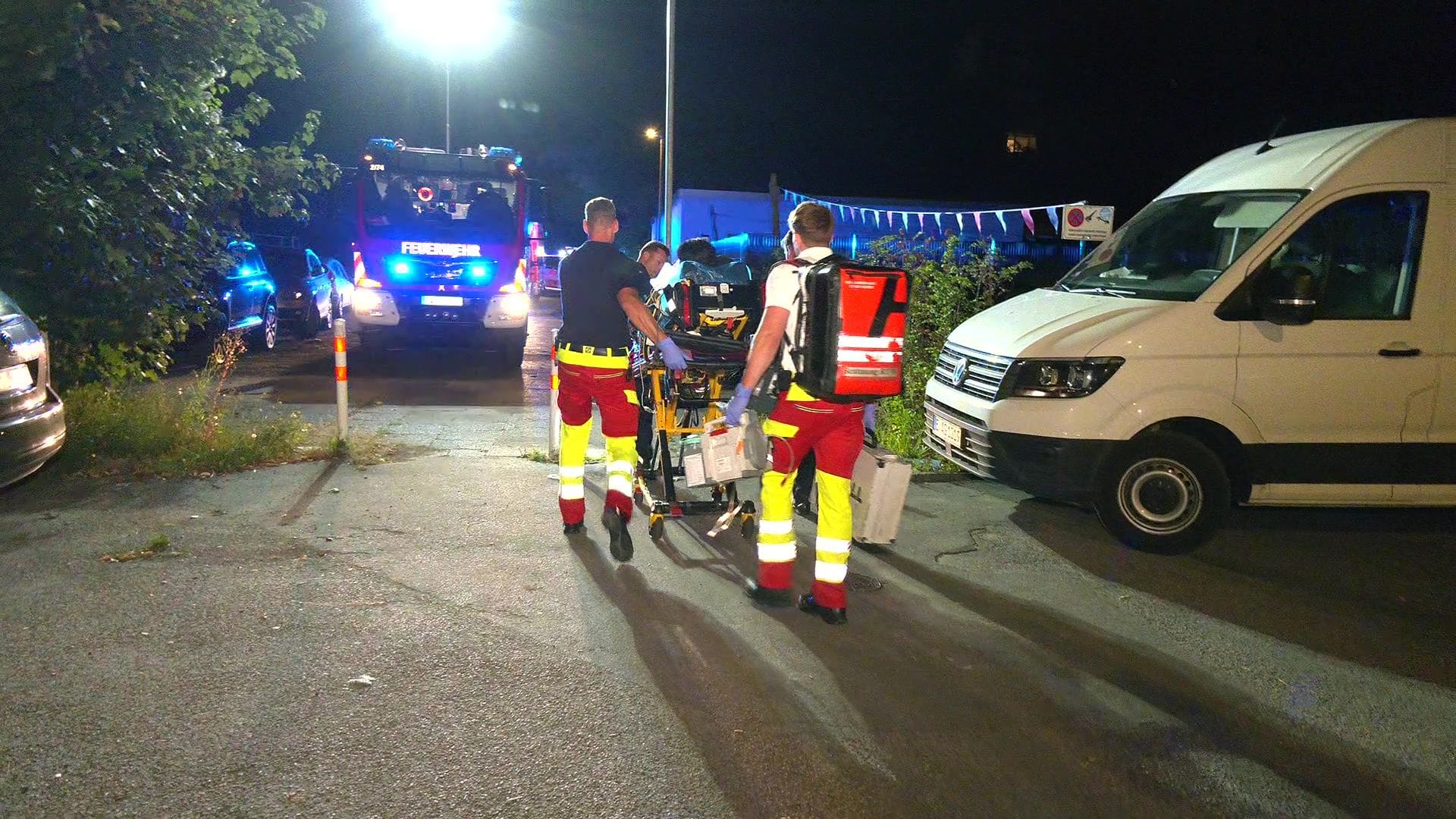 Rettungskräfte vor Ort: Für mehrere Beteiligte endete die Auseinandersetzung in Essen im Krankenhaus.