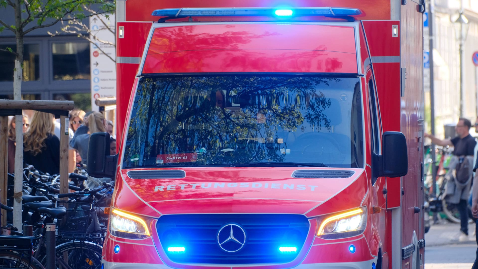 Rettungswagen in Düsseldorf (Symbolfoto): In Pempelfort ist eine Autofahrerin bei einem Unfall eingeklemmt worden.