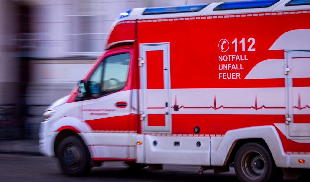 Hamburg: Medizinischer Notfall – Mann fällt vom Rad und stirbt