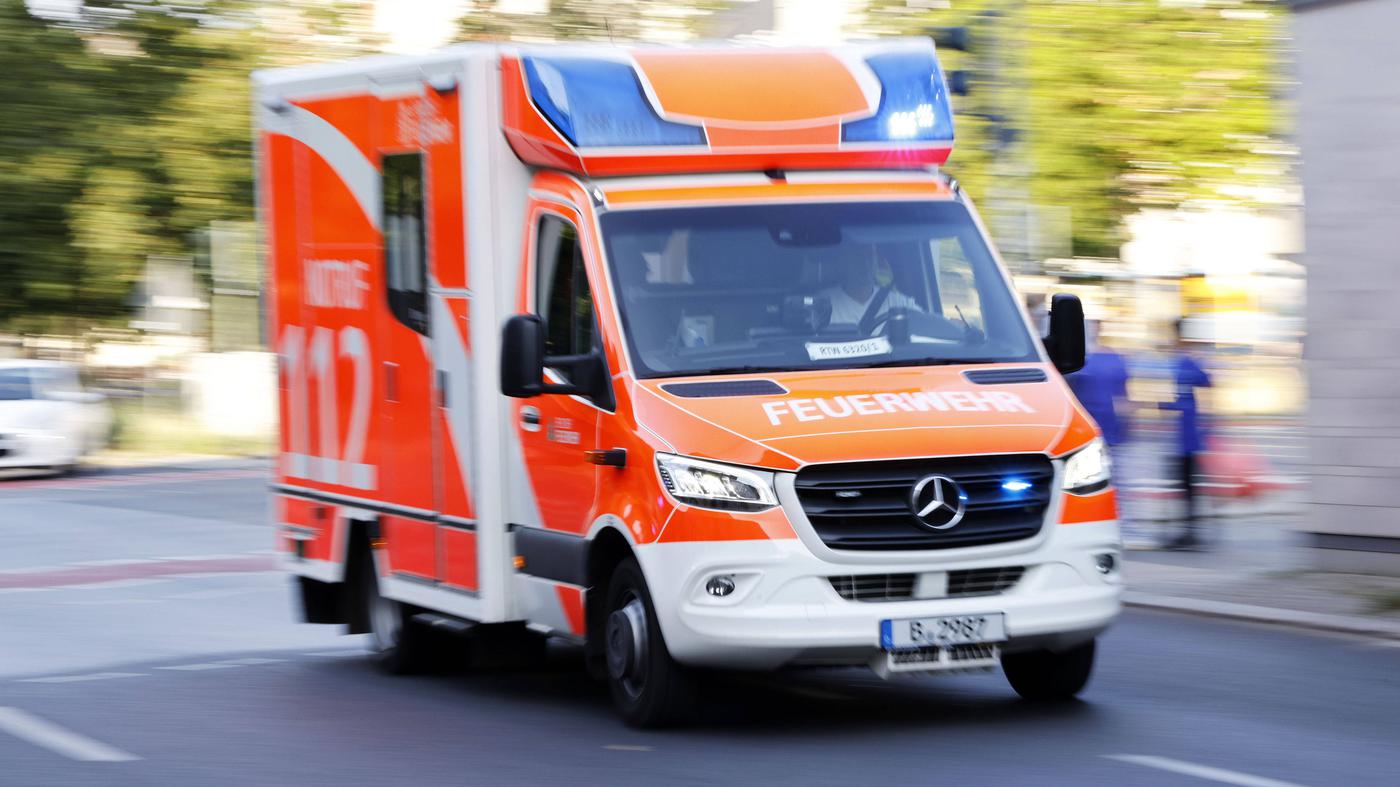 Auto bleibt auf der Seite liegen – zwei Verletzte