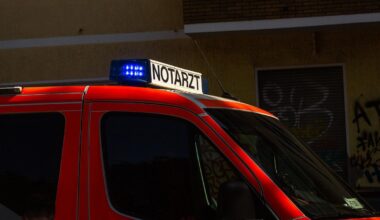 Motorradfahrer bei Unfall in Berlin lebensgefährlich verletzt