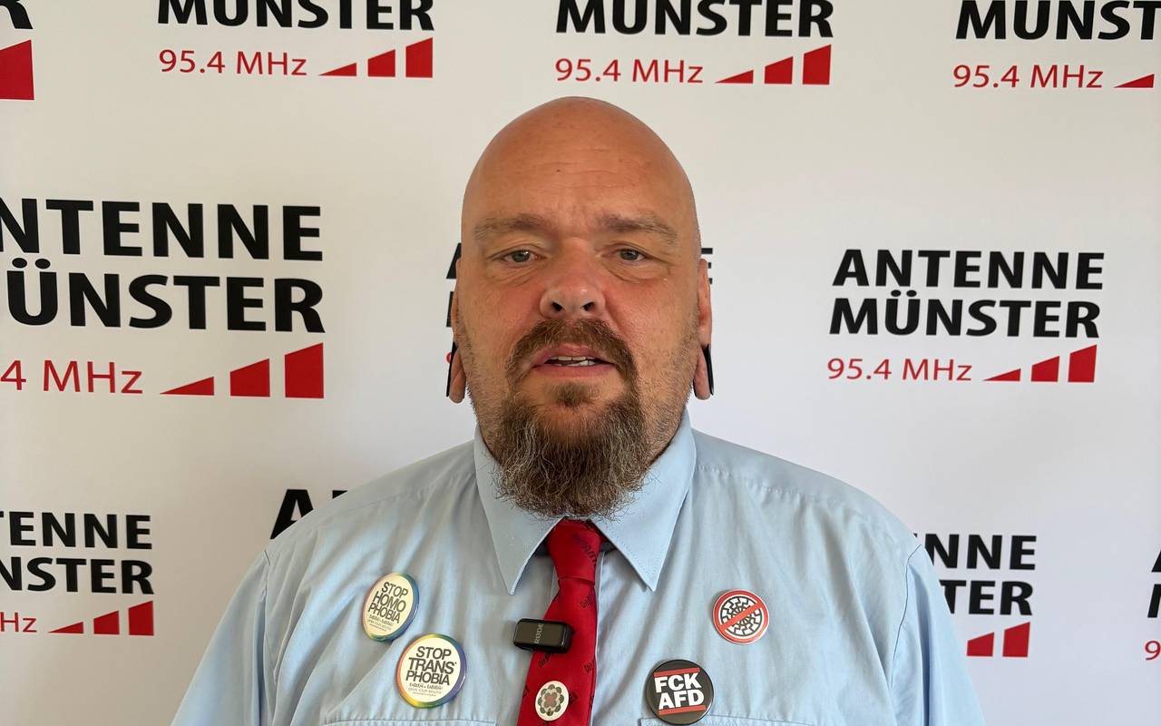 Roland Scholle, ein Mann mit einer Glatze. Er trägt ein blaues Hemd und eine rote Krawatte.