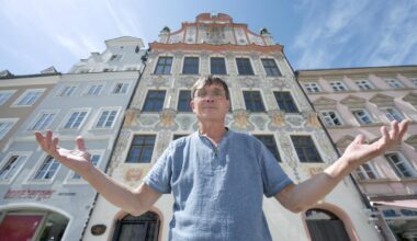 Lichtkünstler strahlen die Rathausfassade in Landsberg in der Langen Kunstnacht an