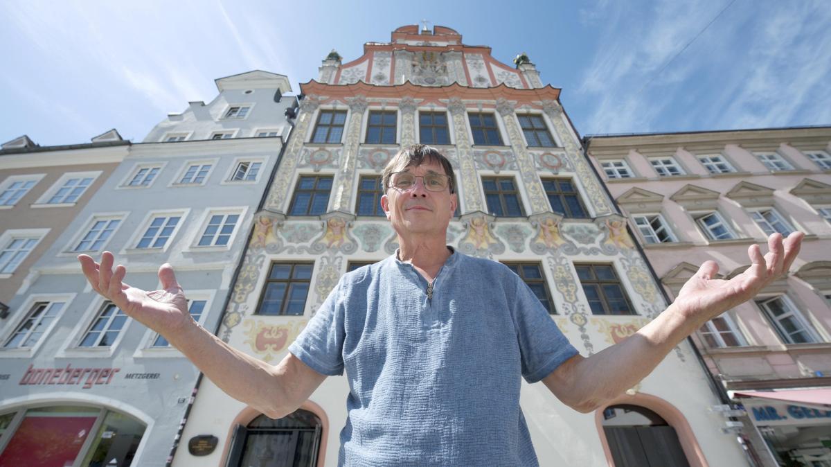 Lichtkünstler strahlen die Rathausfassade in Landsberg in der Langen Kunstnacht an
