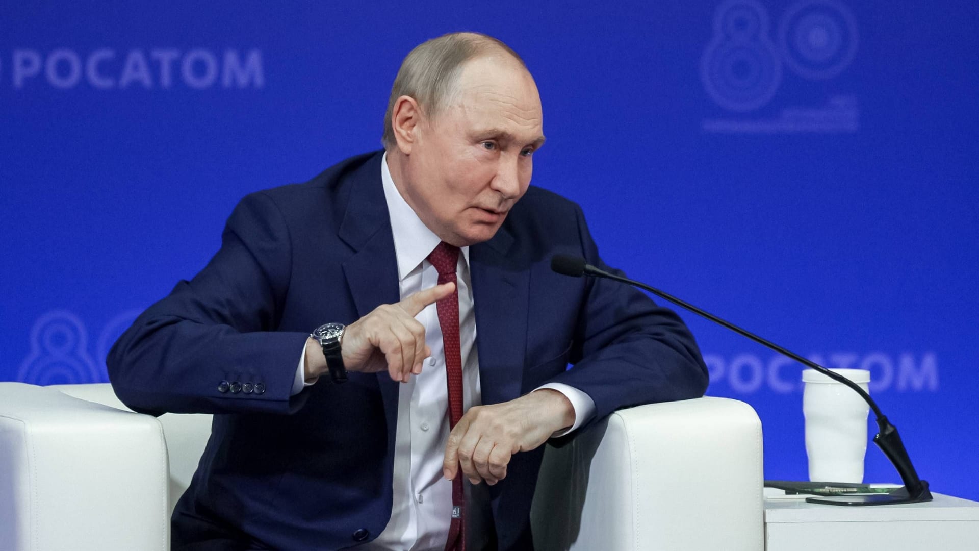 Wladimir Putin bei einer Konferenz: Er sieht die Beziehungen zur USA verbessert. (Archivbild)