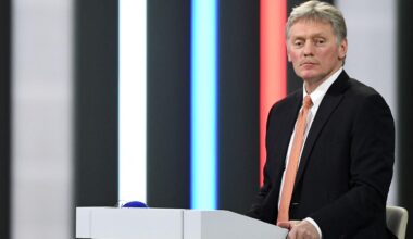 Der Sprecher von Russlands Präsident Putin, Dmitry Peskow, steht an einem Rednerpult.