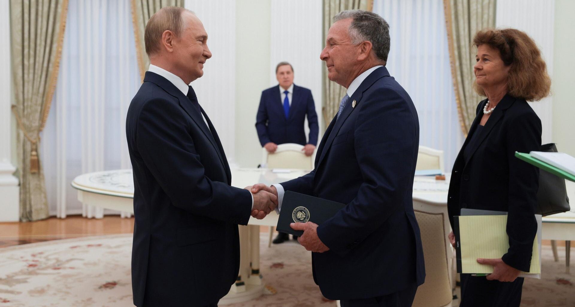 Der russische Präsident Putin und der US-Sondergesandte Witkoff schütteln sich die Hände.