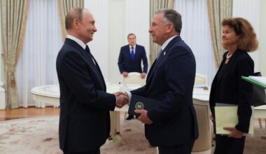 Der russische Präsident Putin und der US-Sondergesandte Witkoff schütteln sich die Hände.