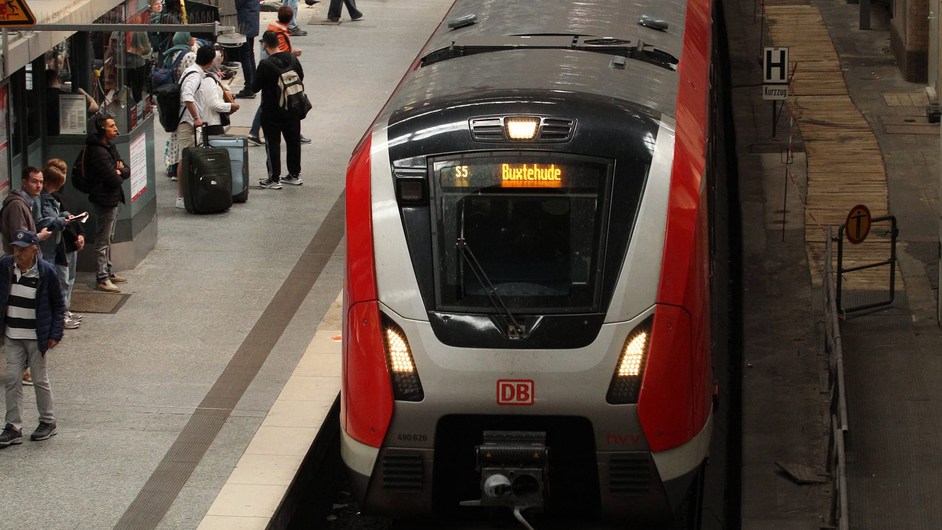 S-Bahn der Linie S5 fährt in den Hauptbahnhof (Symbolfoto): Fahrgäste müssen sich auf wochenlange Einschränkungen einstellen.