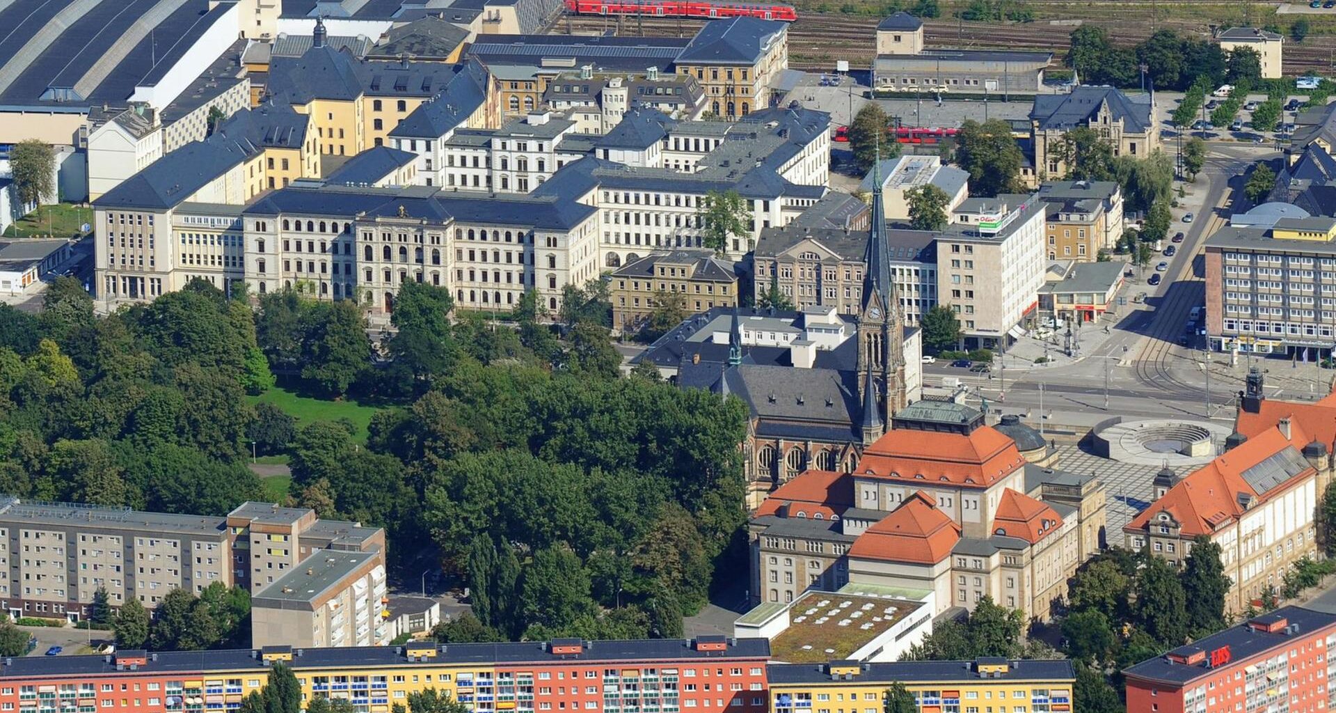Gebäudekomplex der Technischen Universität Chemnitz gegenüber dem Schillerpark der Stadt in Westsachsen