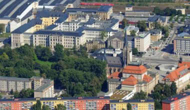Gebäudekomplex der Technischen Universität Chemnitz gegenüber dem Schillerpark der Stadt in Westsachsen