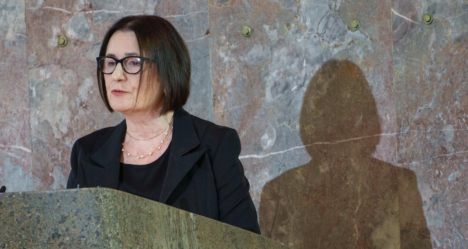 Irina Scherbakowa, Gründungsmitglied der Menschenrechtsorganisation Memorial, spricht an einem Rednerpult