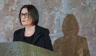 Irina Scherbakowa, Gründungsmitglied der Menschenrechtsorganisation Memorial, spricht an einem Rednerpult