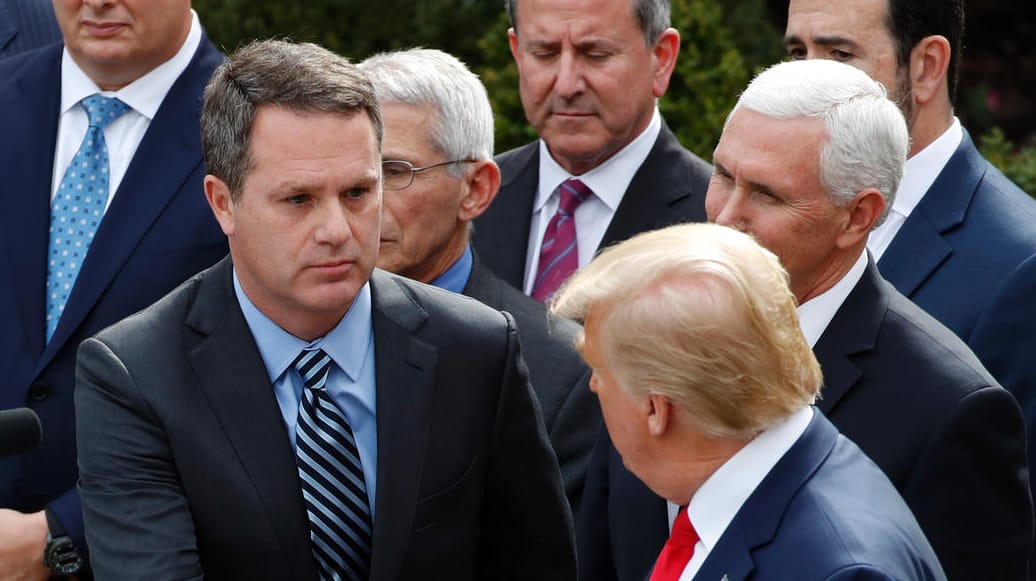 Schlägt Mahnungen der Experten in den Wind: Donald Trump gibt Walmart-Chef Doug McMillon am Freitag die Hand.