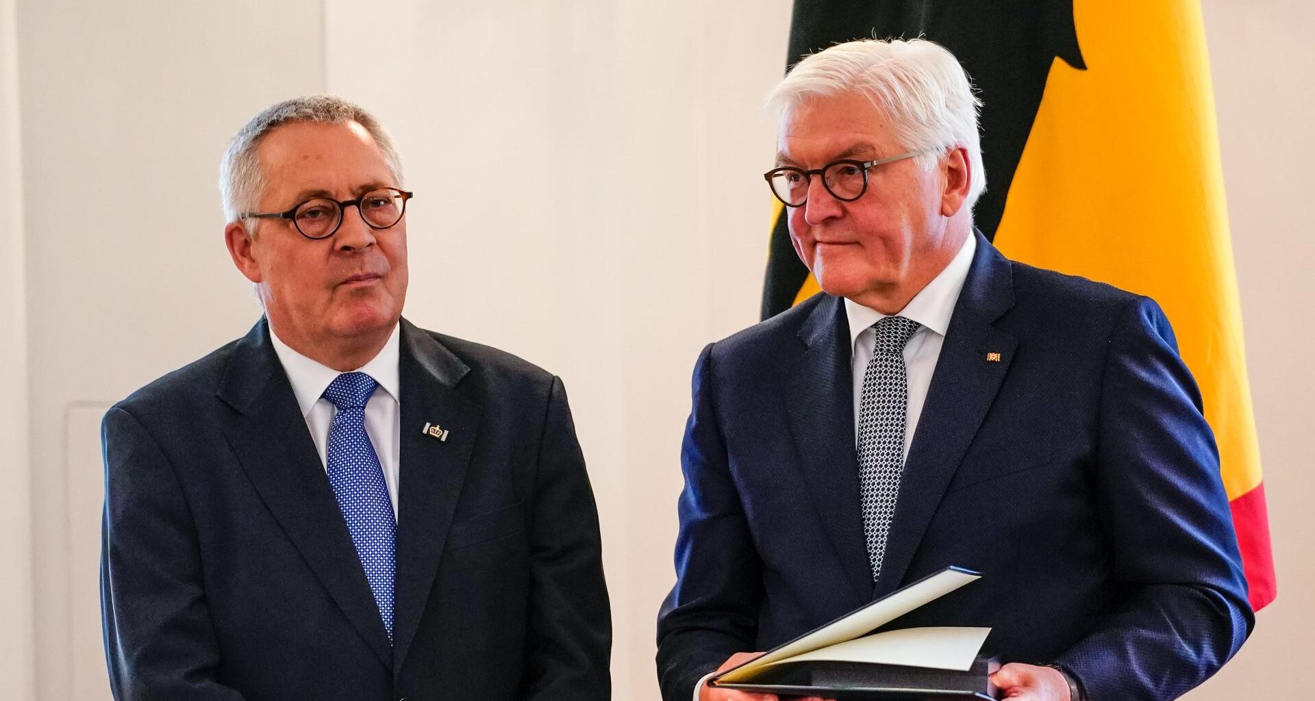 Ticker zur Buchmesse 2025 ➤ Blind-Date-Lesungen mit Buchpreis-Nominierten | hessenschau.de