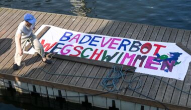 Demonstranten schwimmen gegen das Badeverbot in der Spree an