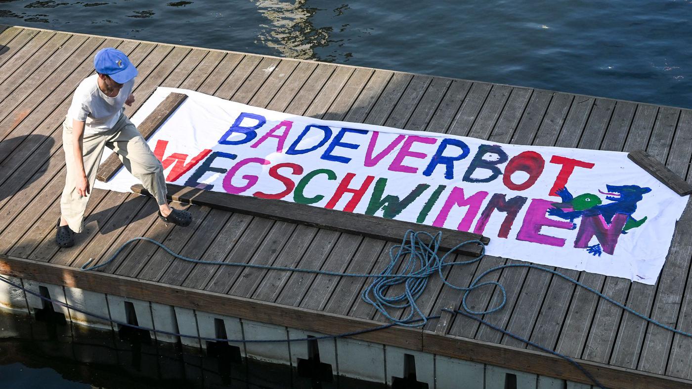 Demonstranten schwimmen gegen das Badeverbot in der Spree an