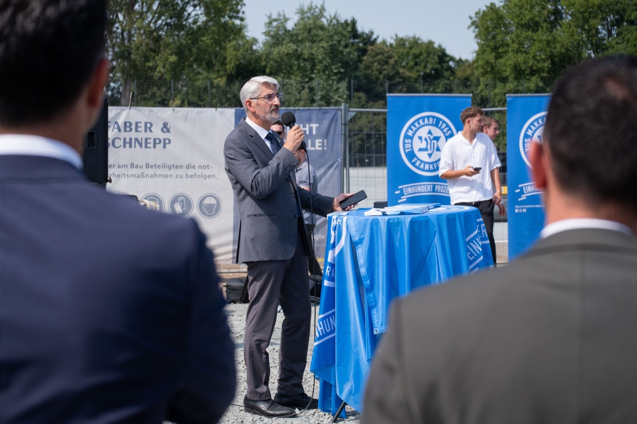Segensspruch für die Sportanlage:  Rabbiner Julian-Chaim Soussan beim Richtfest von TuS Makkabi Frankfurt.