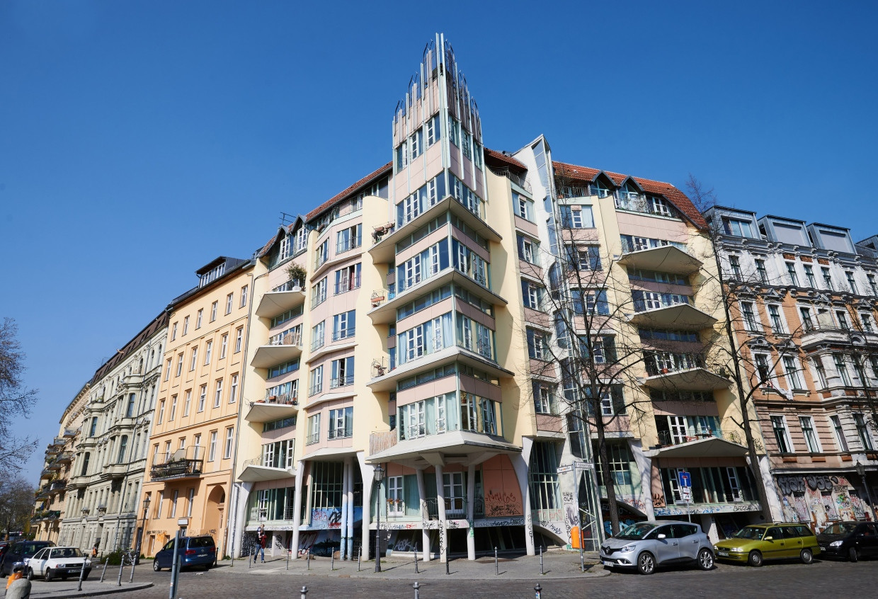 Seine Berliner Bauten stechen ins Auge: Hinrich und Inken Ballers Torhaus am Fraenkelufer Ecke Admiralstraße verfügt über Luftgeschosse und nach oben gebogene, spitze Balkone