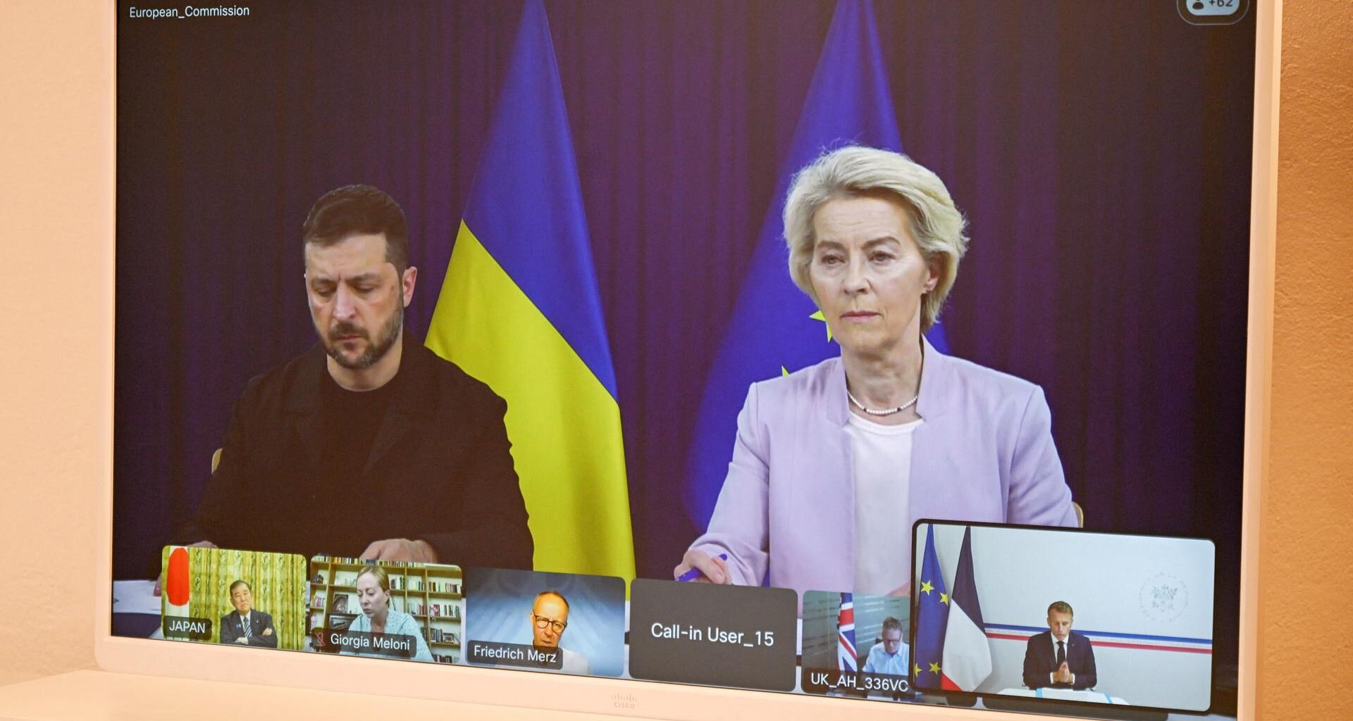 Die Videokonferenz mit dem ukrainischen Präsidenten Selenskyj und der "Koalition der Willigen". Selenskyj sitzt neben EU-Kommissionschefin von der Leyen. Die europäischen Politiker sind zugeschaltet.