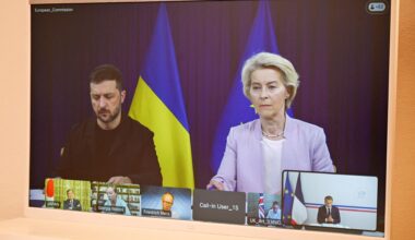 Die Videokonferenz mit dem ukrainischen Präsidenten Selenskyj und der "Koalition der Willigen". Selenskyj sitzt neben EU-Kommissionschefin von der Leyen. Die europäischen Politiker sind zugeschaltet.
