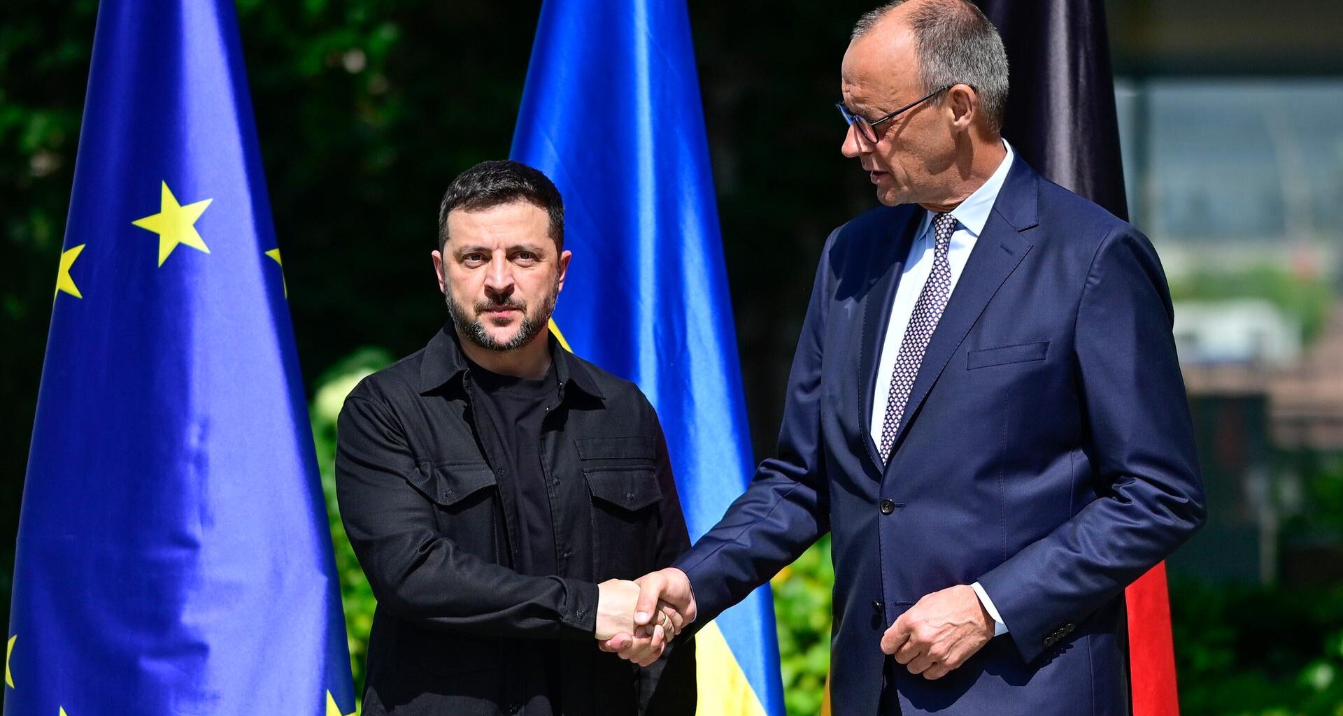 Wolodymyr Selenskyj (l), Präsident der Ukraine, wird von Bundeskanzler Friedrich Merz (CDU) vor dem Kanzleramt begrüßt.
