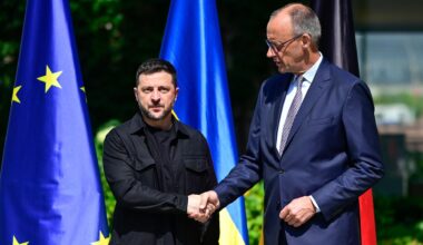 Wolodymyr Selenskyj (l), Präsident der Ukraine, wird von Bundeskanzler Friedrich Merz (CDU) vor dem Kanzleramt begrüßt.