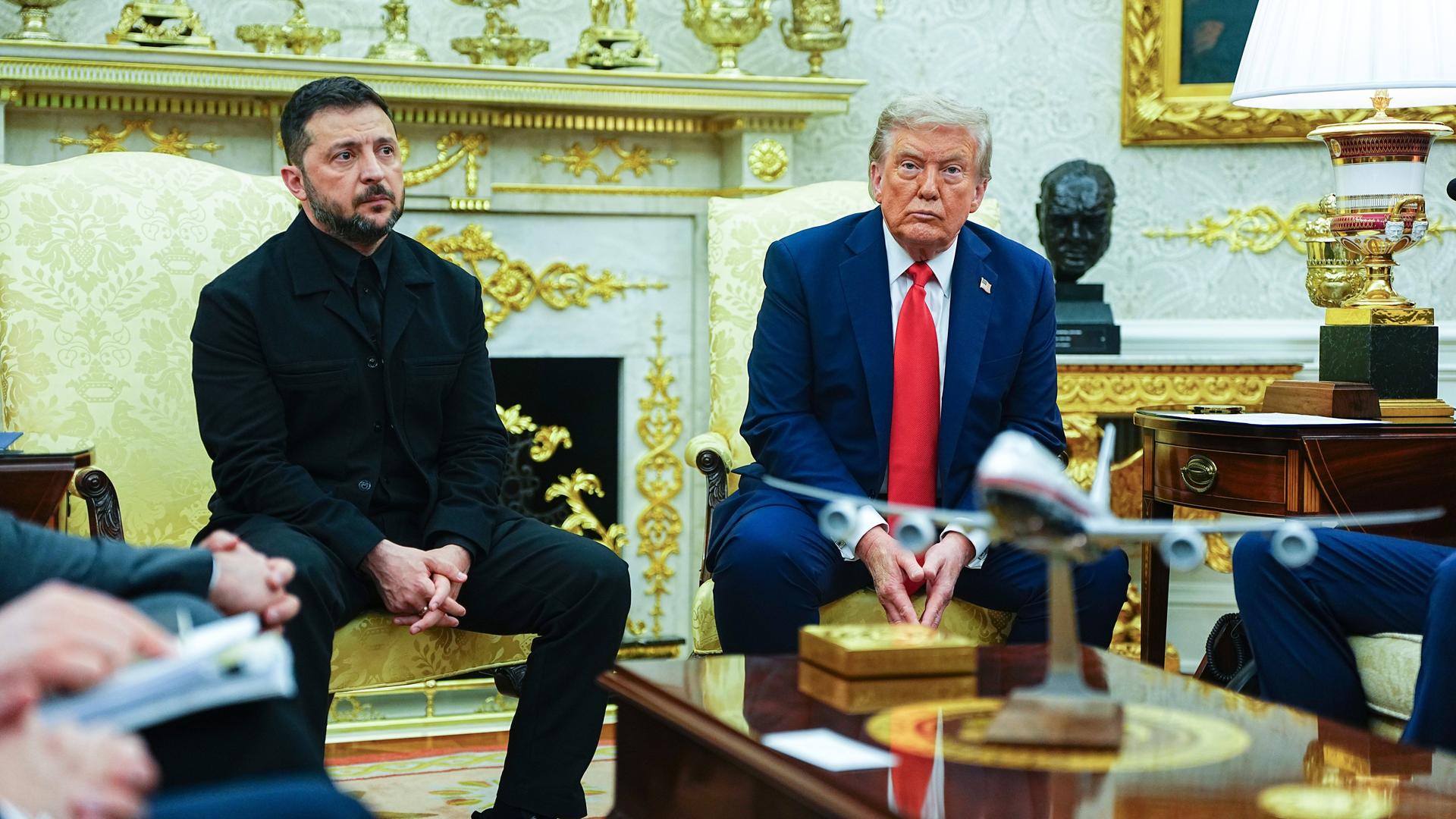 US-Präsident Donald Trump und Ukraines Präsident Selenskyj sitzen im Oval Office