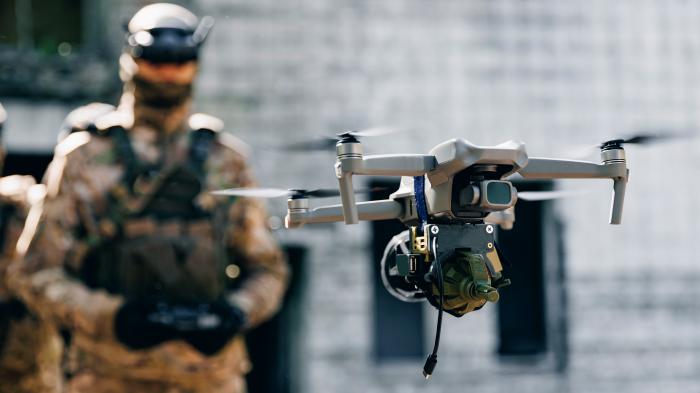 Soldat mit Datenbrille steuert Quadkopter mit Sprengladung