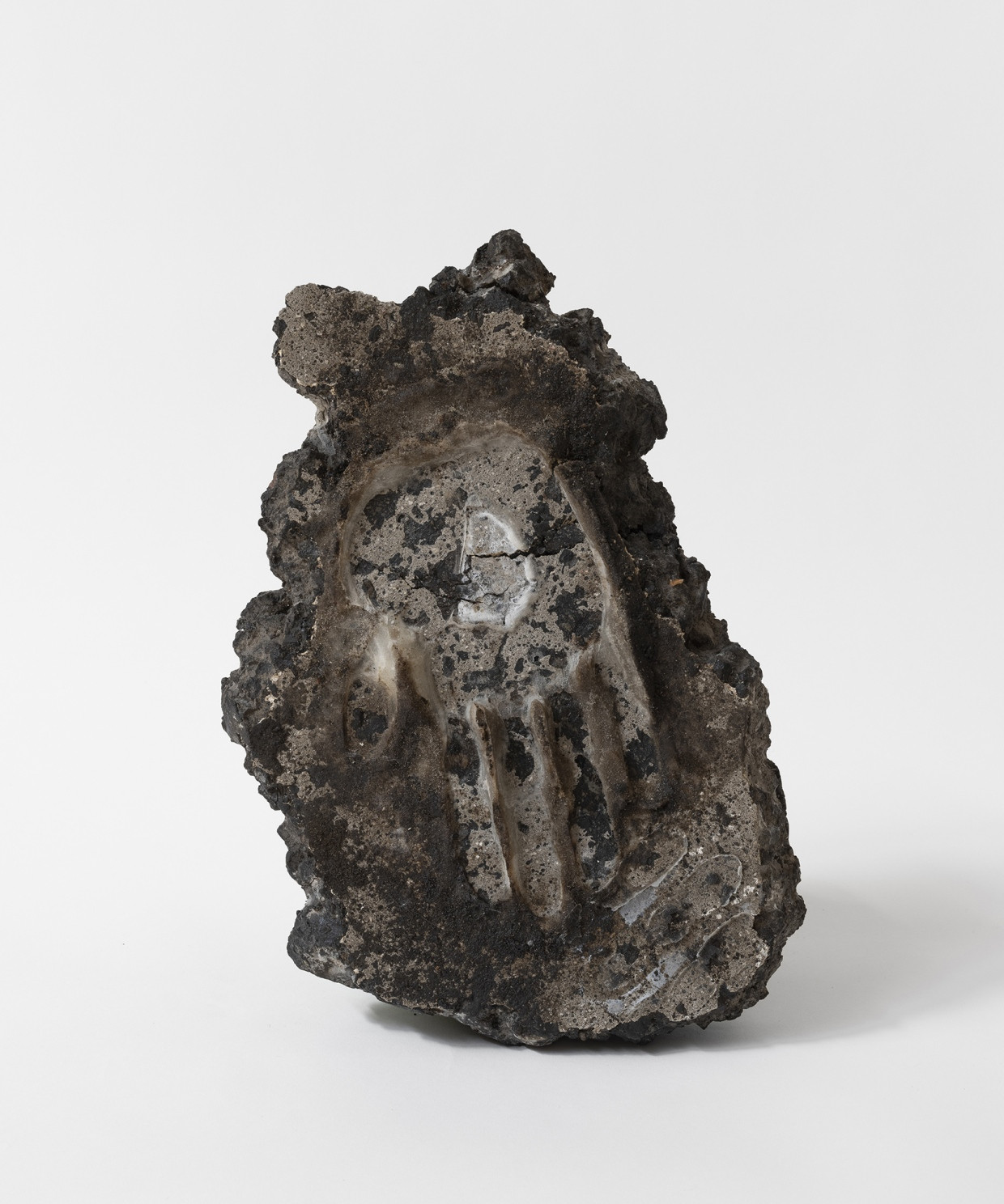 Sibylle Fendt: „Handabdruck Mischa, 24.4.2023, Berlin“. Zu sehen in einer gemeinsamen Ausstellung des Projekts „Tag X“ von Sibylle Fendt und Paula Winklert im Kunsthaus Wiesbaden
