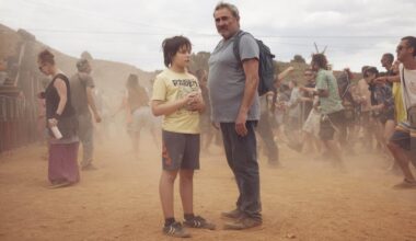 Endzeitdrama „Sirât“ im Kino: Der Wüstenrave zum Weltuntergang - Tagesspiegel