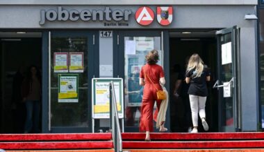 Der Eingang zum Jobcenter Berlin-Mitte. (Quelle: dpa)