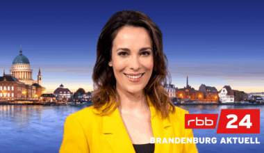 Alina Stiegler vor dem Logo von Brandenburg Aktuell (Foto: rbb/Oliver Ziebe)