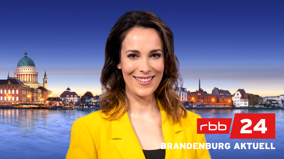 Alina Stiegler vor dem Logo von Brandenburg Aktuell (Foto: rbb/Oliver Ziebe)