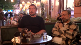Die Wirte Claudius-Roman Schmidt und Giovanni Massaro sitzen abends draußen an einem Bartisch (Quelle: rbb).