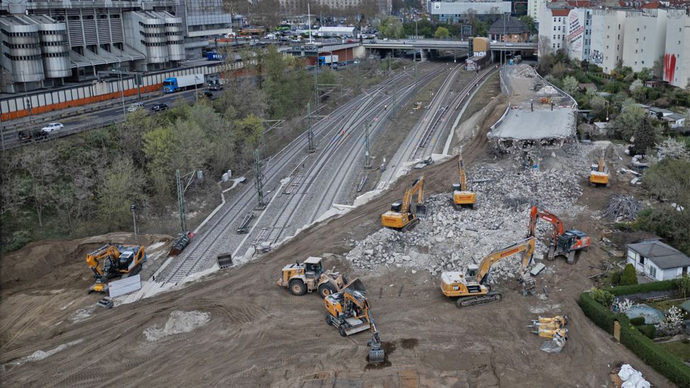 Der Abriss der maroden Ringbahnbrücke hat am 14.04.2025 begonnen. (Quelle: Picture Alliance/Hannes P Albert)