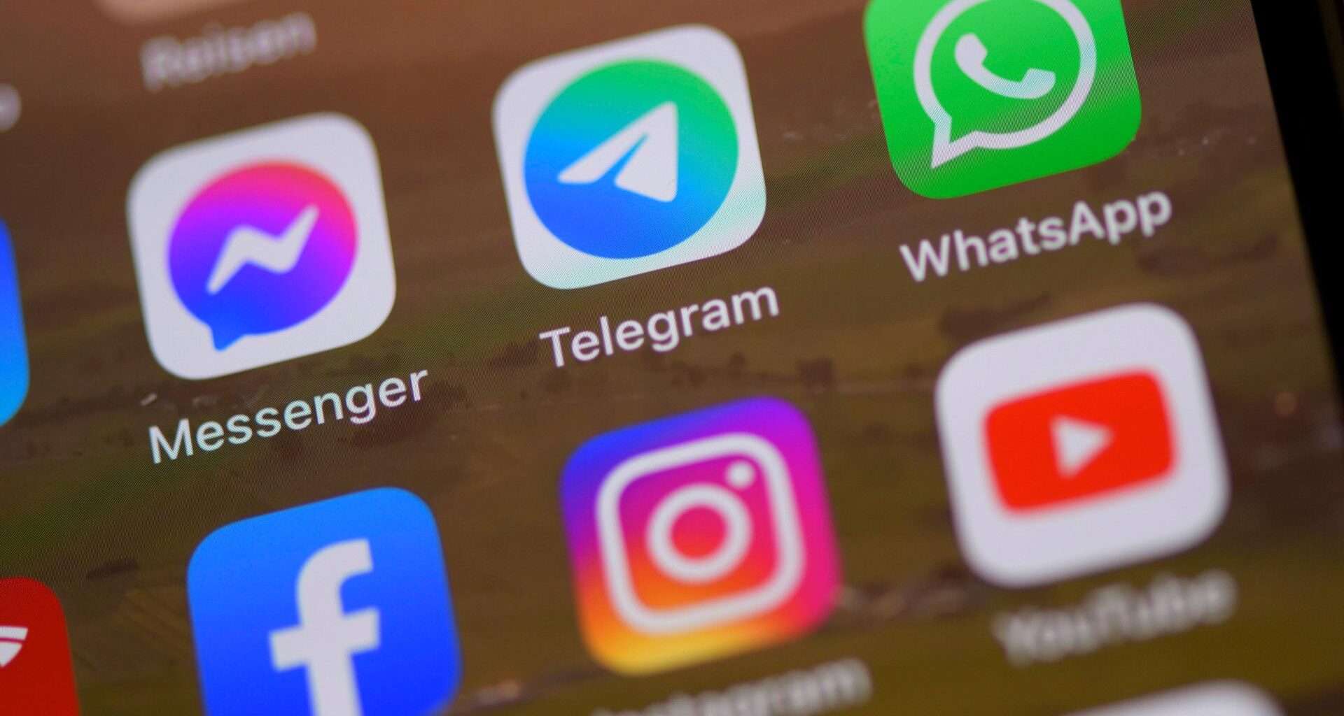 Social Media Apps auf dem Smartphone, unter anderem Facebook, Telegram, Whatsapp und Instagram.