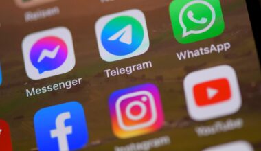Social Media Apps auf dem Smartphone, unter anderem Facebook, Telegram, Whatsapp und Instagram.
