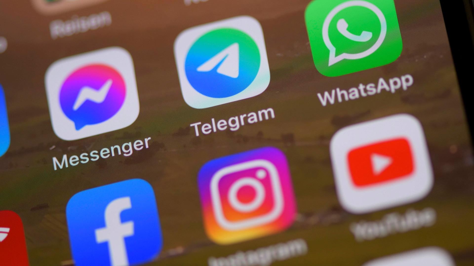 Social Media Apps auf dem Smartphone, unter anderem Facebook, Telegram, Whatsapp und Instagram. 