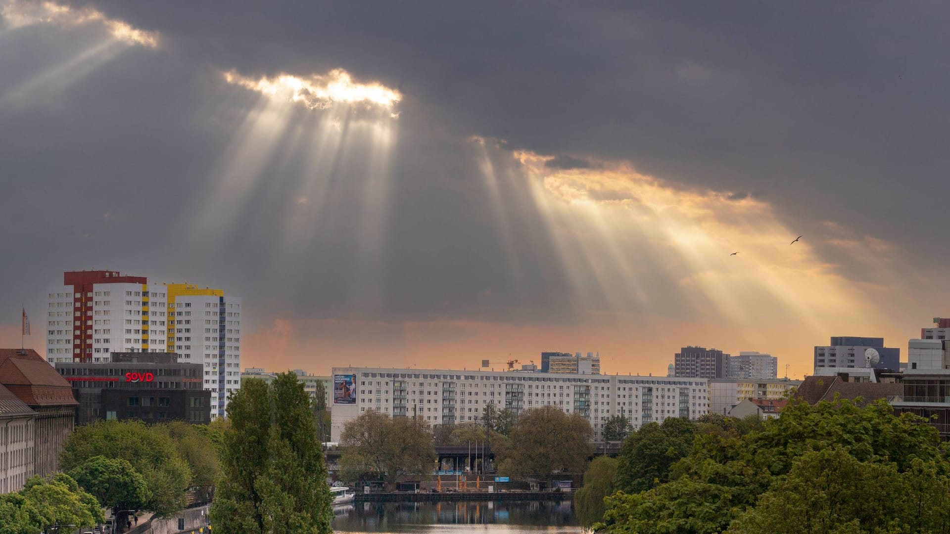 Sonnenstrahlen durchbrechen die Wolkendecke (Symbolbild): In dieser Woche soll es zunehmend bewölkt sein bei sinkenden Temperaturen.